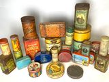un grand nombre de boîtes de conserve posées sur une table