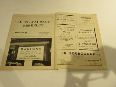 un menu de restaurant posé sur une table dans un restaurant