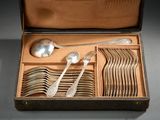 plusieurs cuillères et cuillères à soupe dans une boîte en bois