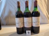 trois bouteilles de vin posées sur une table, avec une étiquette de prix