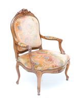 Fauteuil en bois naturel, mouluré et sculpté à décor de coqu…