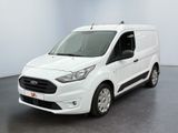 La camionnette blanche est garée dans une grande pièce au sol noir.