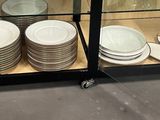 plusieurs assiettes et bols exposés dans une vitrine