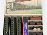 une boîte contenant un train sur une table