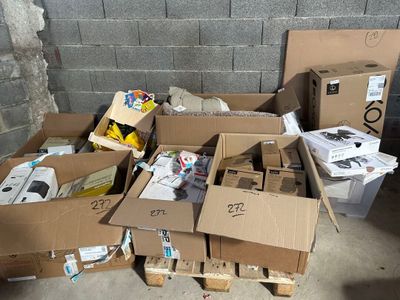 une pile de boîtes posées sur le sol