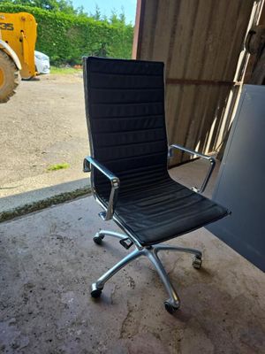 une chaise de bureau noire placée devant un immeuble