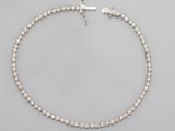 un bracelet en argent orné d'un motif en forme d'étoile sur fond blanc