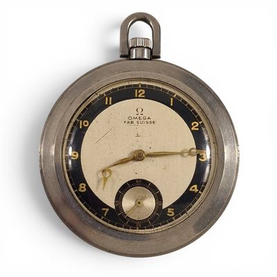 gros plan d'une montre de poche sur une surface blanche