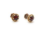 une paire de boucles d'oreilles à clous en or et garnet