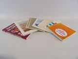 plusieurs livres empilés les uns sur les autres sur une table