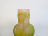 un vase en verre orné d'un motif vert et blanc