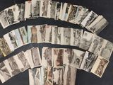 un lot de vieilles cartes postales posées sur une table