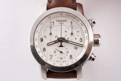 Gros plan sur une montre-bracelet avec un bracelet marron