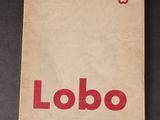 un vieux livre sur lequel est inscrit le mot « lobo » en rouge sur fond noir