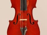 gros plan d'un violon avec un archet sur fond blanc