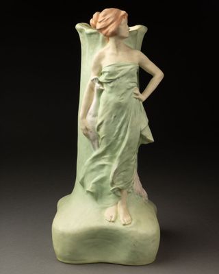 Karl PHILIPP (1872-1949). VASE à décor en relief d'une Femme…