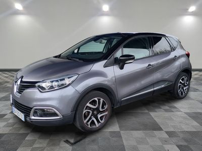 une voiture argentée est garée sur le sol à carreaux d'un garage
