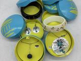 beaucoup de bijoux rangés dans une boîte posée sur la table