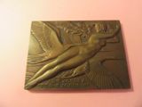 un gros plan d'une plaque métallique sur laquelle figure une femme