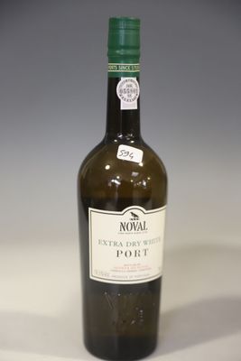 une bouteille de vin posée sur une table