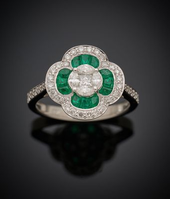 une bague en forme de fleur, sertie d'émeraudes et de diamants