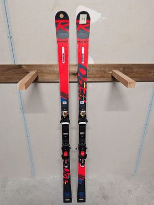 une paire de skis accrochée à un support dans une pièce