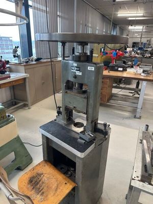 une machine placée au milieu d'une pièce