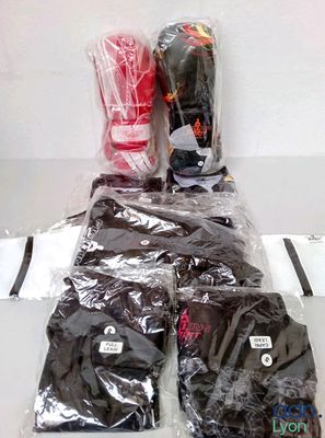 des sacs de vêtements sont emballés dans du plastique sur une surface blanche