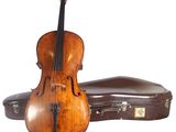 un vieux violon posé à côté d'un étui sur un fond blanc