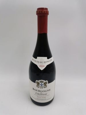 la bouteille de vin est posée sur une surface blanche