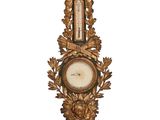 une horloge accrochée au mur avec un baromètre