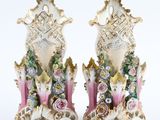 paire de figurines anciennes en porcelaine représentant des fleurs et des feuilles
