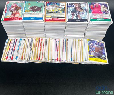 beaucoup de cartes empilées les unes sur les autres