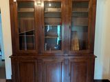 une photo d'un vaisselier en bois dans un salon