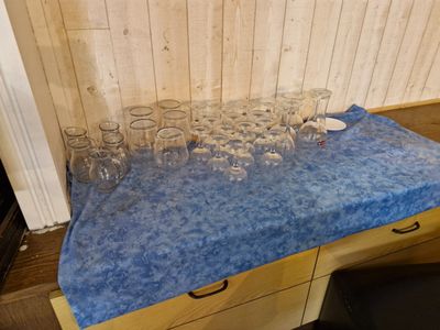 Lot de verres, tasses, soucoupes, théières, couverts...