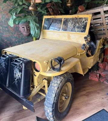 une jeep jaune garée dans un garage