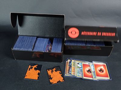 une image représentant une boîte de cartes contenant un jeu
