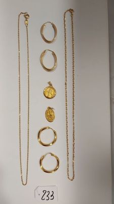 de nombreux colliers et bracelets en or exposés
