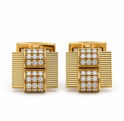 une paire de boucles d'oreilles manchette en or jaune et diamants
