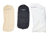 trois paires de sacs de voyage Chanel sur fond blanc