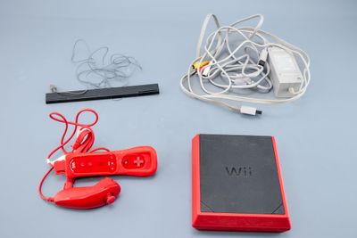 une console Nintendo Wii rouge et d'autres accessoires