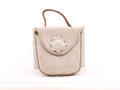 sac à main en cuir beige sur fond blanc, avec une anse marron