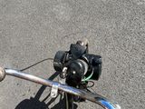 un gros plan sur un guidon de vélo sur lequel est fixée une caméra
