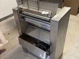une machine placée au milieu d'une pièce