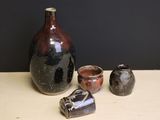 trois vases posés sur une table l'un à côté de l'autre