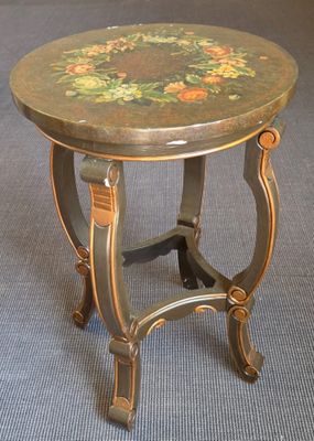 une petite table ornée d'un motif floral