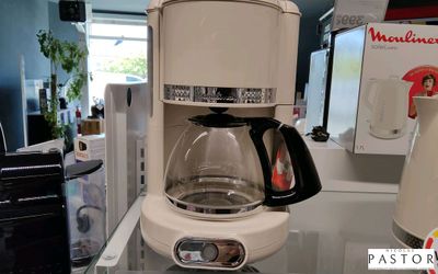 une cafetière posée sur un comptoir