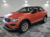 Une Volkswagen T-Cross rouge est garée sur un sol à damier.