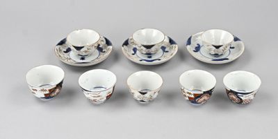 six tasses et soucoupes posées sur une table