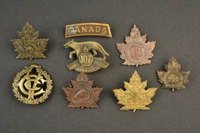 certains insignes canadiens sont exposés sur une table